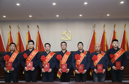 0206 修理能手從左至右依次為 邵冠峰、王寶玉、潘春樂(lè )、李龍、許特斯、韓利杰、寇增亮.jpg