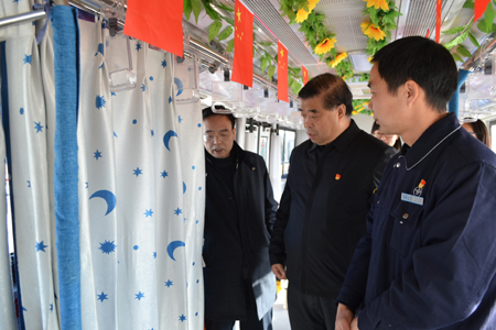“娘家人”來(lái)公交 職工暖心增信心 市總工會(huì )黨組書(shū)記、常務(wù)副主席杜中岳一行到公交集團調研