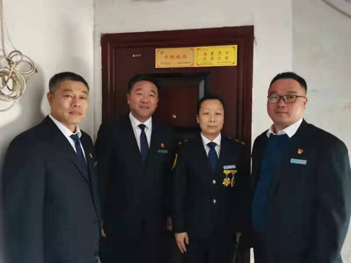 “一人得獎，全家光榮” 送“牌”上門(mén)，集團為標兵先進(jìn)送去榮譽(yù)喜報牌匾