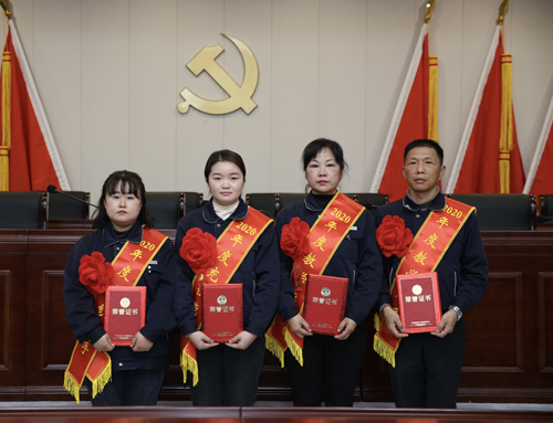 0207 從左至右依次為 點(diǎn)鈔能手王璐、充值能手孫昭娣、教學(xué)能手王慧娟、孫衛東.jpg