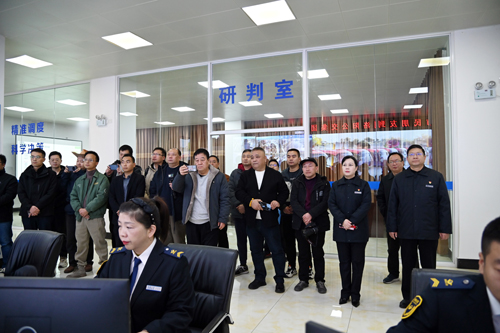慶祝建司70周年！洛陽(yáng)公交集團邀請市民代表“零距離”探秘公交01.JPG
