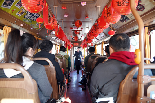 慶祝建司70周年！洛陽(yáng)公交集團邀請市民代表“零距離”探秘公交03.JPG