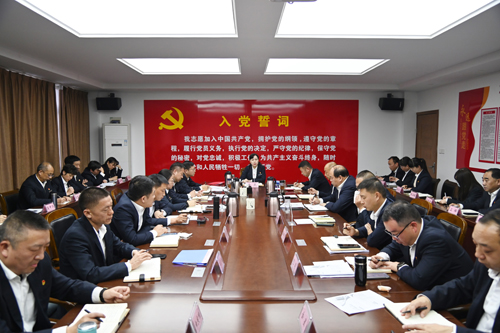 打好“收官戰” 謀好“開(kāi)局篇”！洛陽(yáng)公交集團召開(kāi)11月董事長(cháng)月調度會(huì )02.JPG